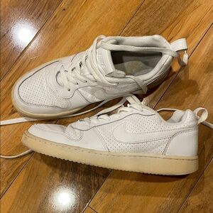 Women’s 8.5 Nike Court borough low tennis shoes 8 1/2